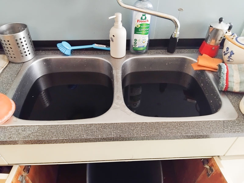 Duch einen verstopften Kanalstrang kommt es hier zu einem Wasseraustritt in die Küchenspüle Duch einen verstopften Kanalstrang kommt es hier zu einem Wasseraustritt in die Küchenspüle
