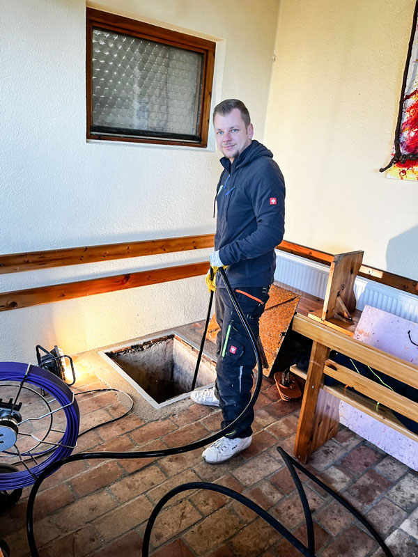 Der Kanalheld-Techniker reinigt die Leitung gründlich mit dem Hochdruckschlauch Der Kanalheld-Techniker reinigt die Leitung gründlich mit dem Hochdruckschlauch